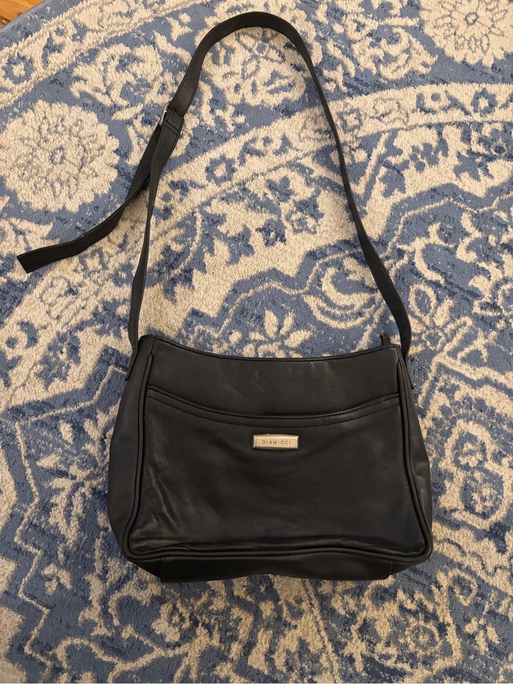 Vintage black minimalist shoulder bag / Y2K crossbody with adjustable strap